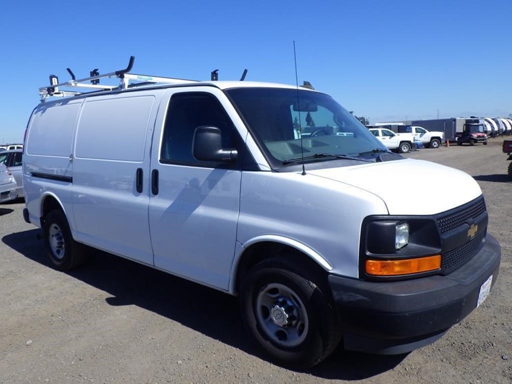 2017-chevrolet-express-2500-image-2