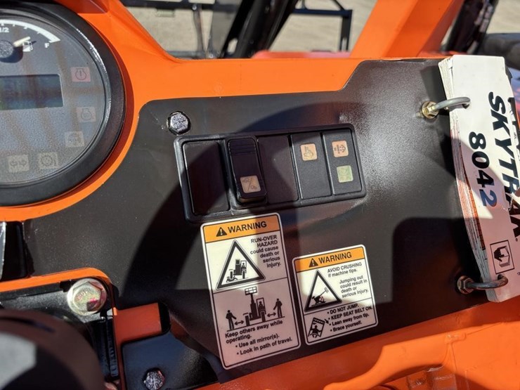 2016-jlg-8042-image-30