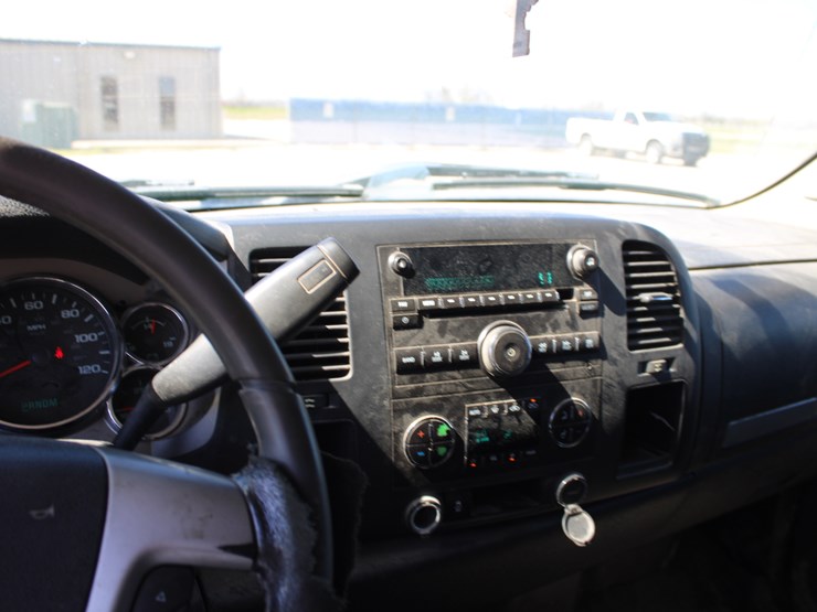 #2102-•-2013-gmc-sierra-pickup-truck-image-8