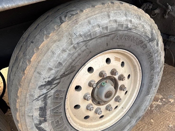 2015-caterpillar-ct660l-image-35