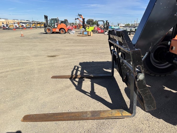 2016-jlg-8042-image-9