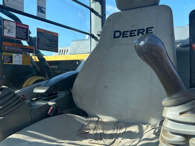 2015-deere-210g-lc-image-45