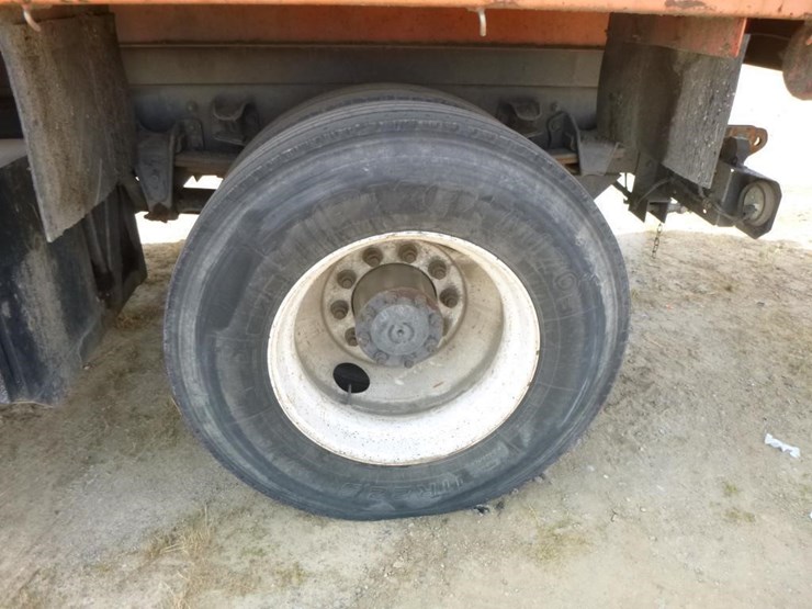 2001-freightliner-fl70-image-39