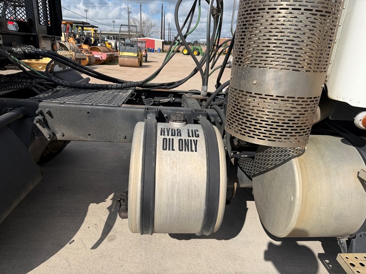 #2100-•-2008-freightliner-t10-image-18