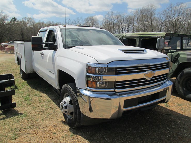 2017-chevrolet-3500hd-image-2