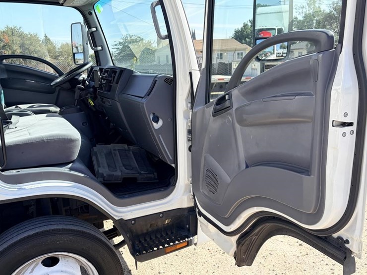 2017-isuzu-nrr-image-15