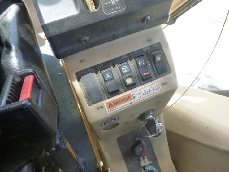 2005-caterpillar-143h-image-32