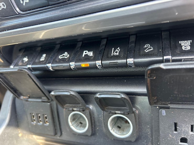 2015-chevrolet-silverado-ltz-2500hd-4x4-crew-cab-pick-up-truck-image-32