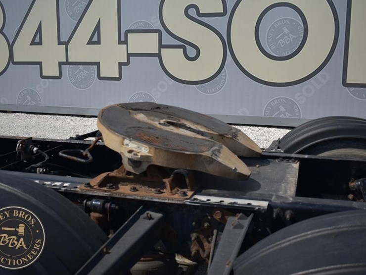 2015-volvo-vnm64t200-image-12