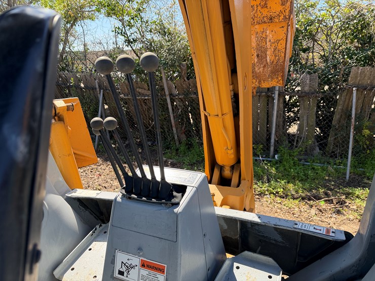 2001-case-580m-image-13