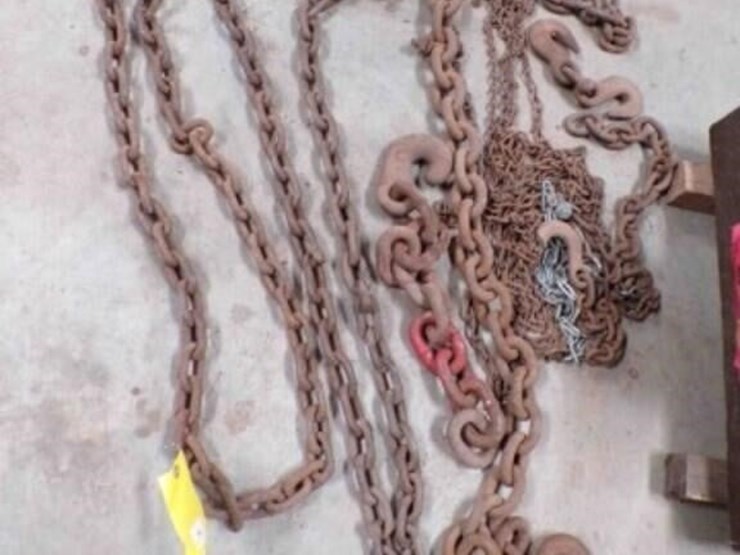 group-of-large-link-chain-image-1