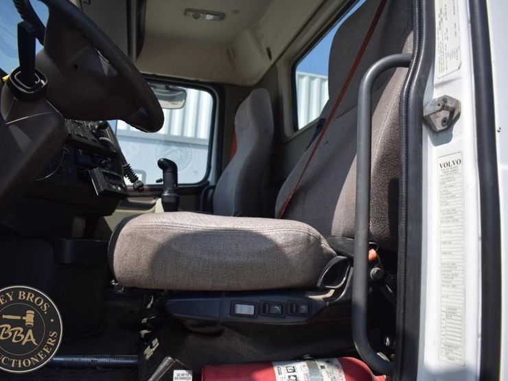 2015-volvo-vnm64t200-image-31