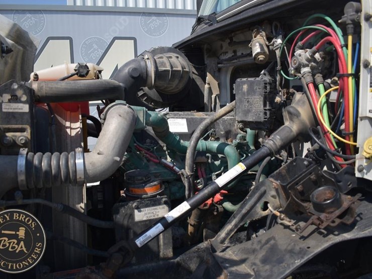 2015-volvo-vnm64t200-image-33