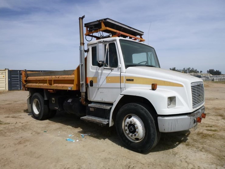 2001-freightliner-fl70-image-3
