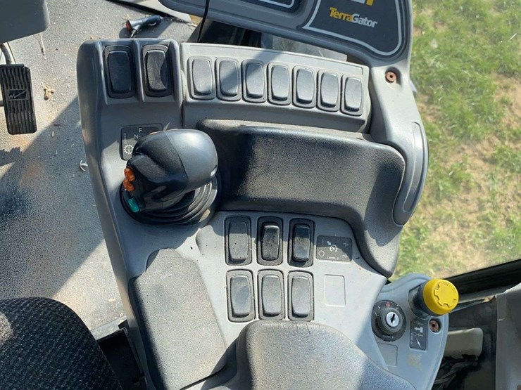 2006-terra-gator-6103-showing-7352-hrs-image-19