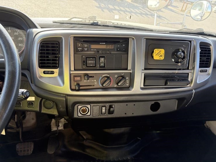 2016-hino-338-image-15