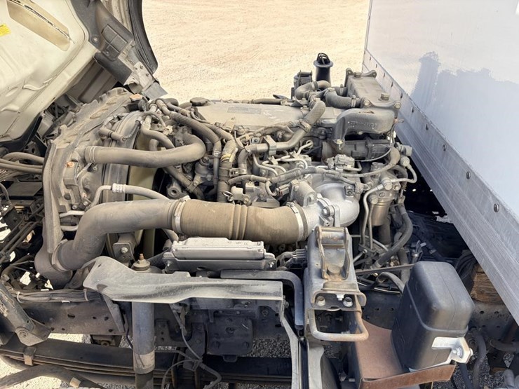 2015-isuzu-nrr-image-12