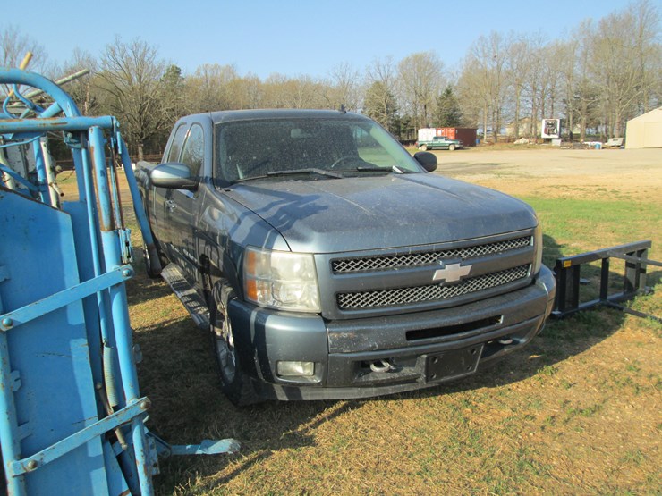 #37320-•-2011-chevrolet-silverado-4x4-pickup-1gcrkte32bz269380-image-2