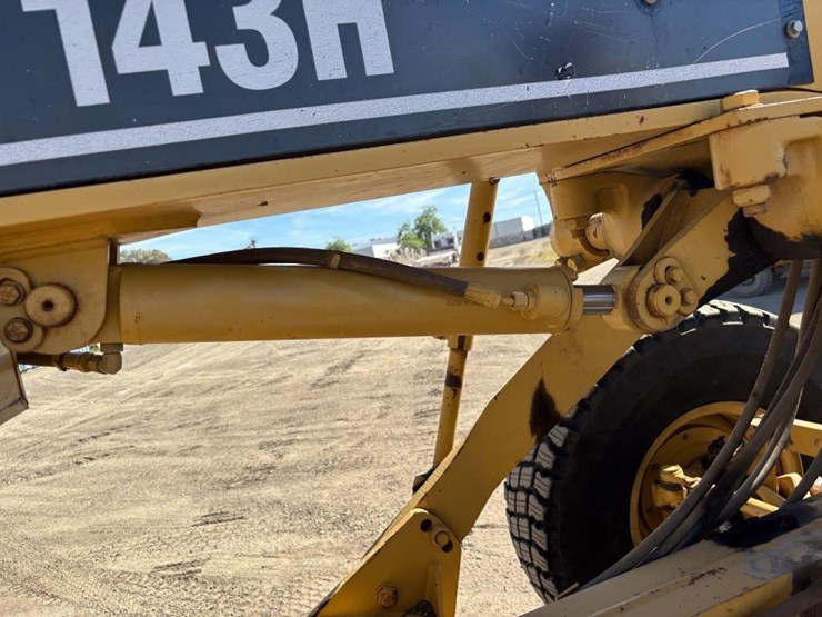 2006-caterpillar-143h-image-27