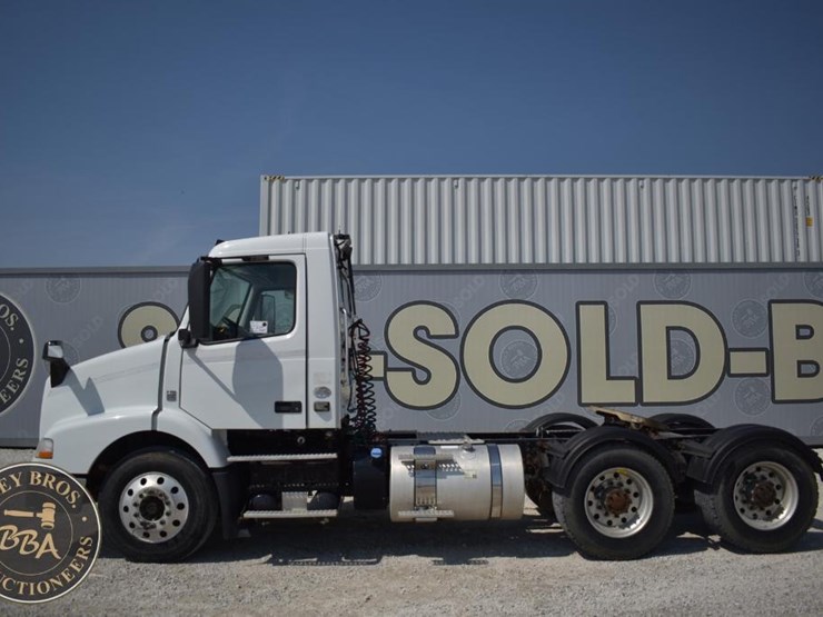 2015-volvo-vnm64t200-image-2