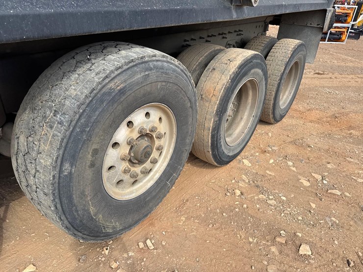 2015-caterpillar-ct660l-image-13