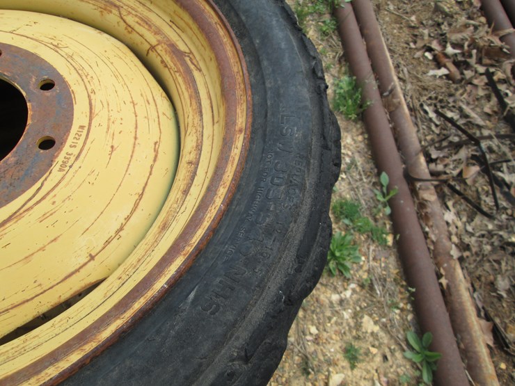 #38194-•-lot-of-(4)-305-546-industrial-tires-image-4