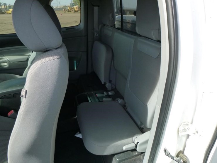 2013-toyota-tacoma-image-8