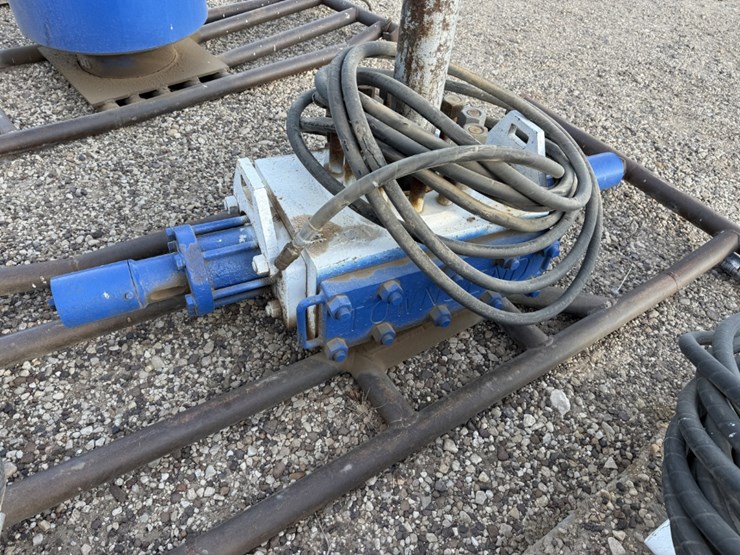 7-1/16-townsend-5m-2-3/8-sgl-stud-hydraulic-blowout-preventer,-charted-image-1