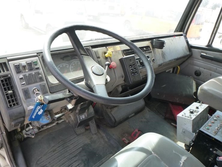 2001-freightliner-fl70-image-9