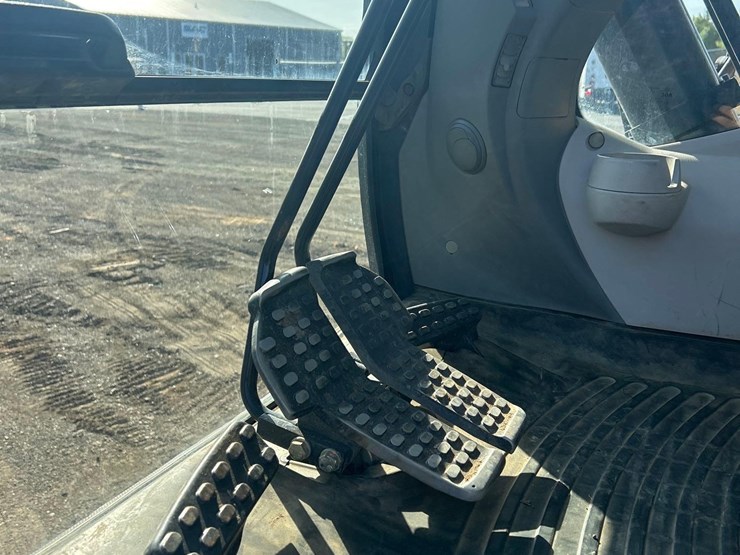 2015-deere-210g-lc-image-43