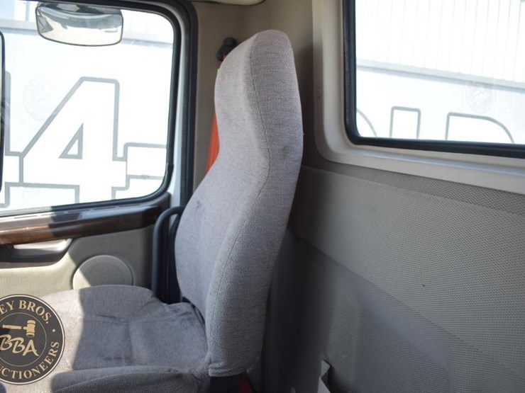 2015-volvo-vnm64t200-image-27