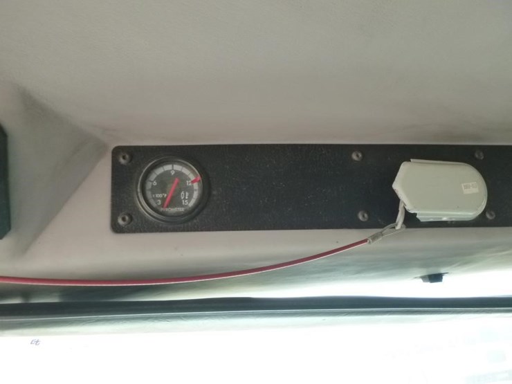 2001-freightliner-fl70-image-16