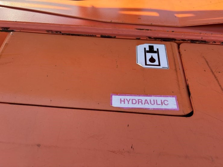 2016-jlg-8042-image-41