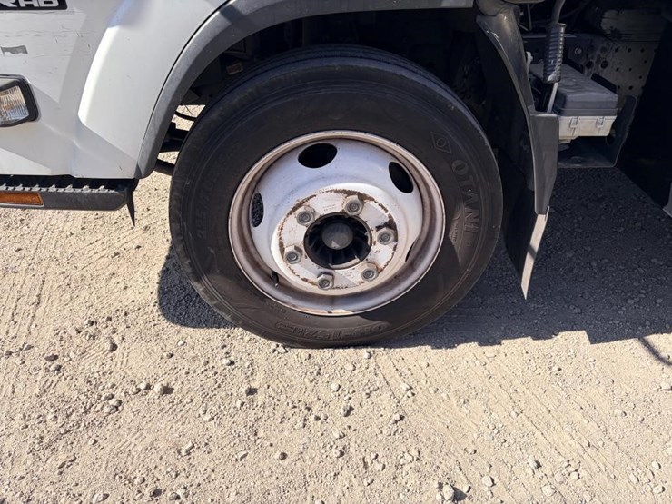 2015-isuzu-npr-image-10