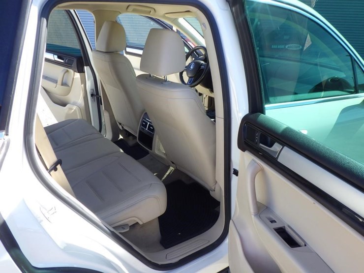 2012-volkswagen-touareg-image-8