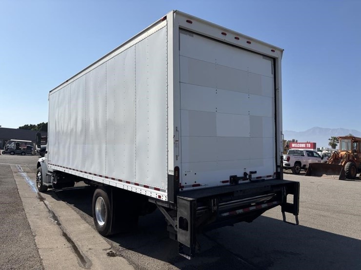 2018-freightliner-m2-106-image-4