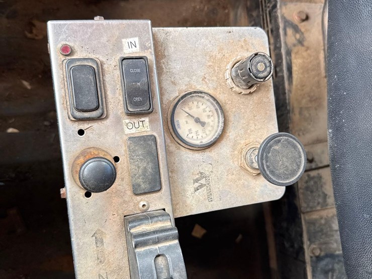 2015-caterpillar-ct660l-image-26