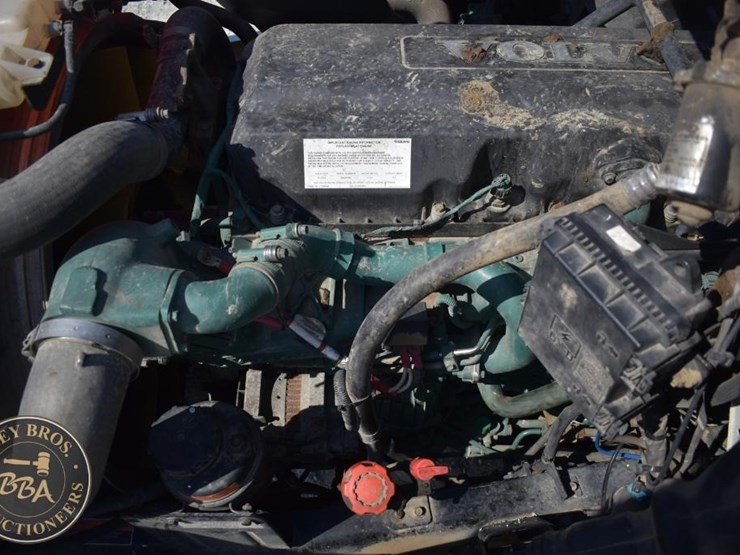 2015-volvo-vnm64t200-image-40