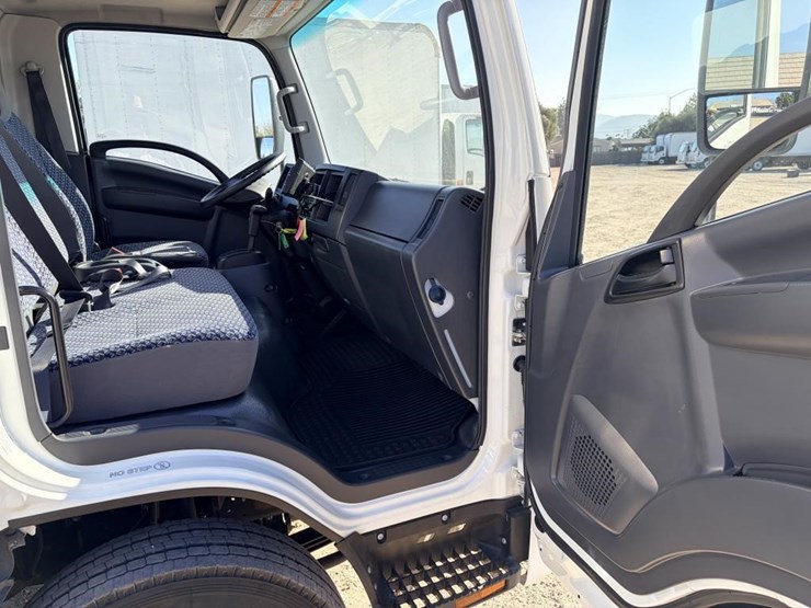 2023-isuzu-nrr-image-14