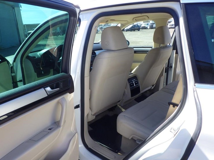 2012-volkswagen-touareg-image-7