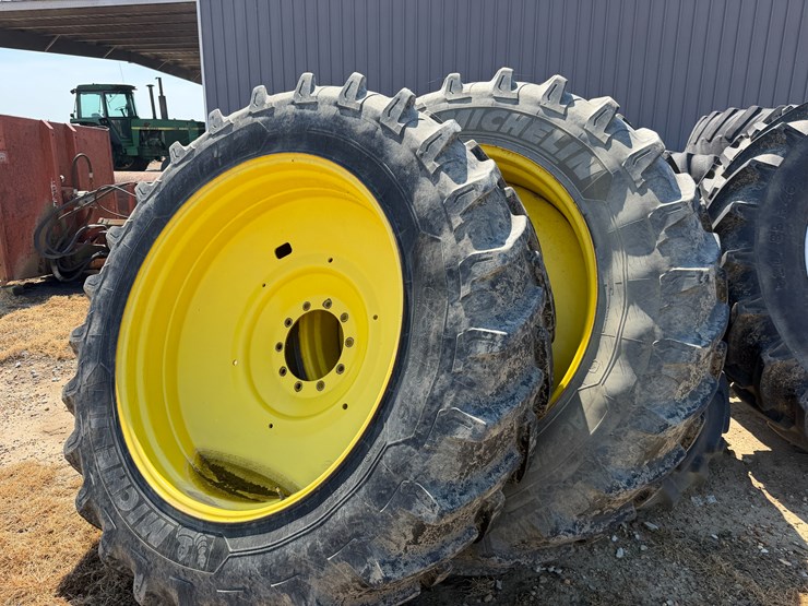 2011-john-deere-8285r-image-76