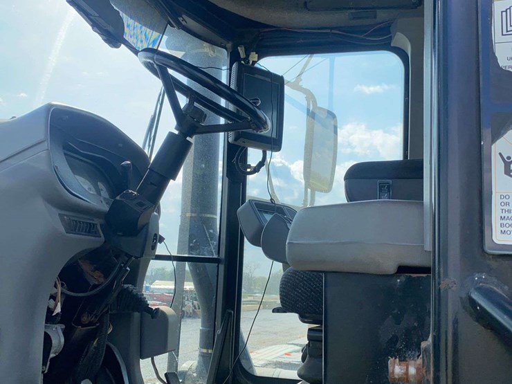 2006-terra-gator-6103-showing-7352-hrs-image-16