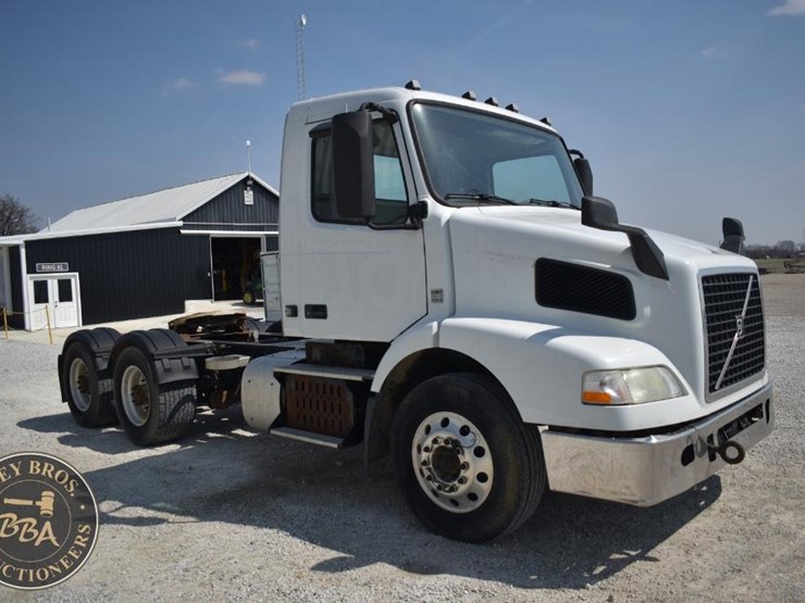 2015-volvo-vnm64t200-image-8