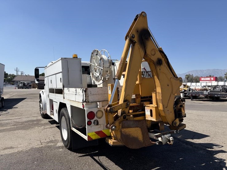 2012-freightliner-m2-106-image-4