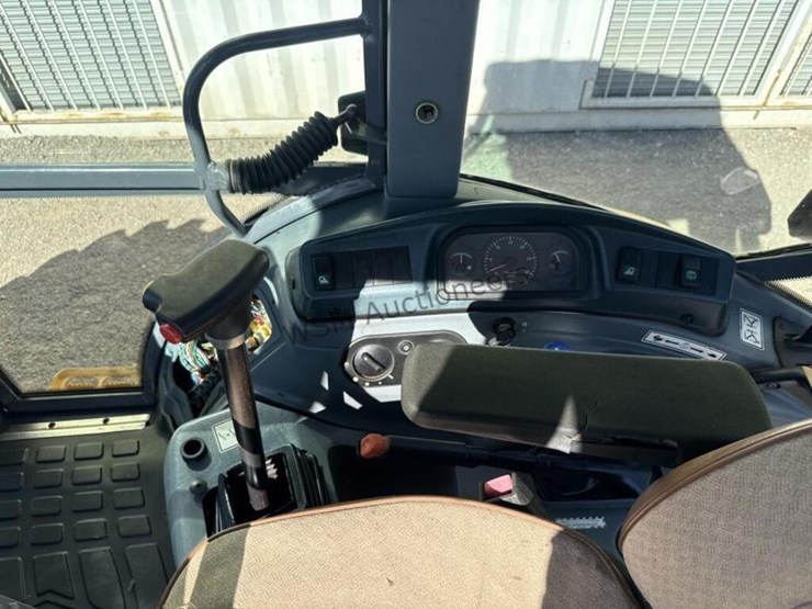 new-holland-lb115-image-47