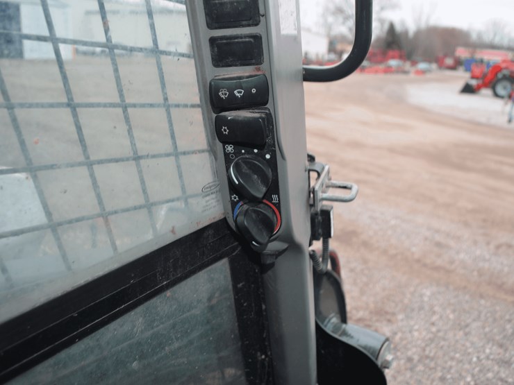 new-holland-l320-image-13