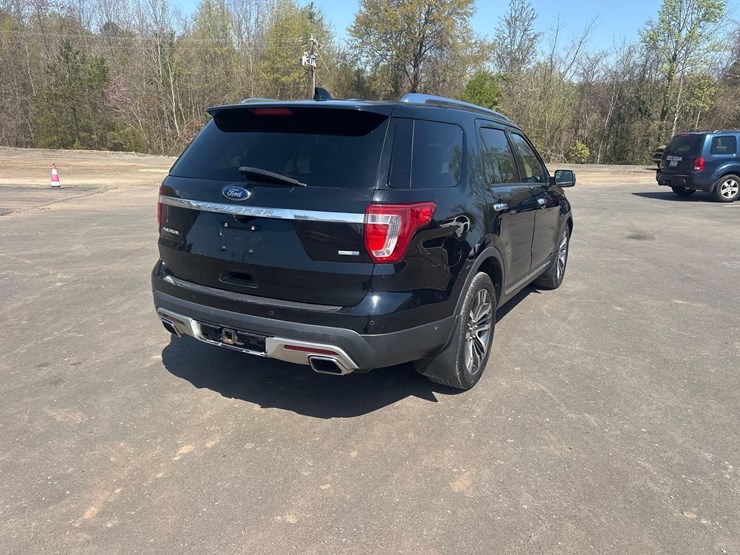 2016-ford-explorer-platinum-image-4