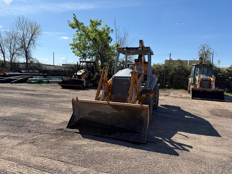 2001-case-580m-image-3