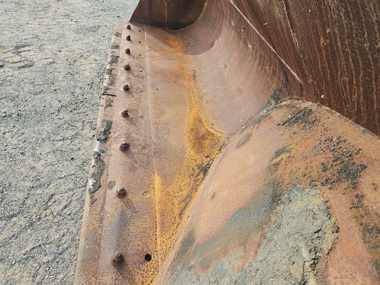 hewitt-120"-side-dump-bucket-image-5