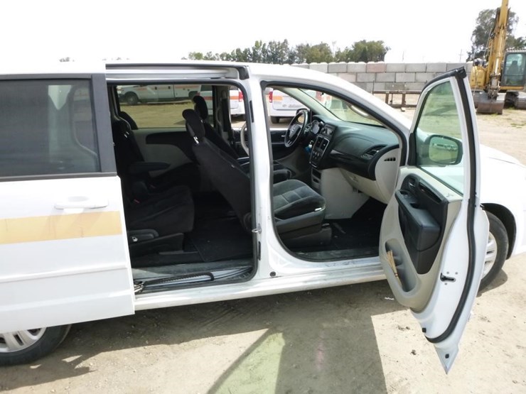 2014-dodge-grand-caravan-image-24